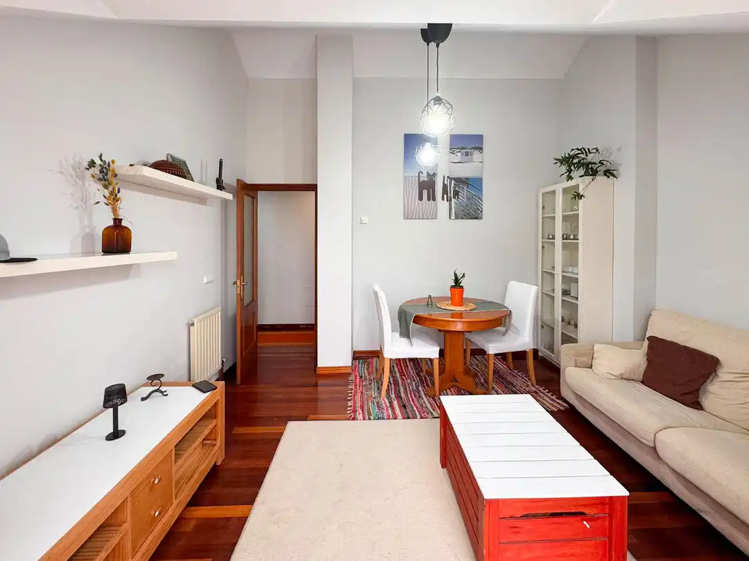 Wohnzimmer von Dachboden zur Miete in Entrambasaguas mit Heizung, Terrasse und Schwimmbad