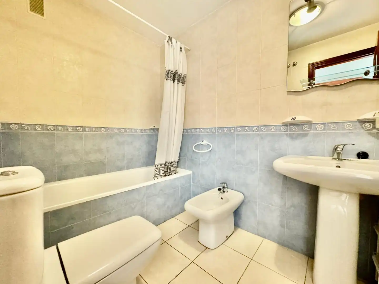Baño de Piso en venta en Fuengirola con Terraza, Amueblado y Horno