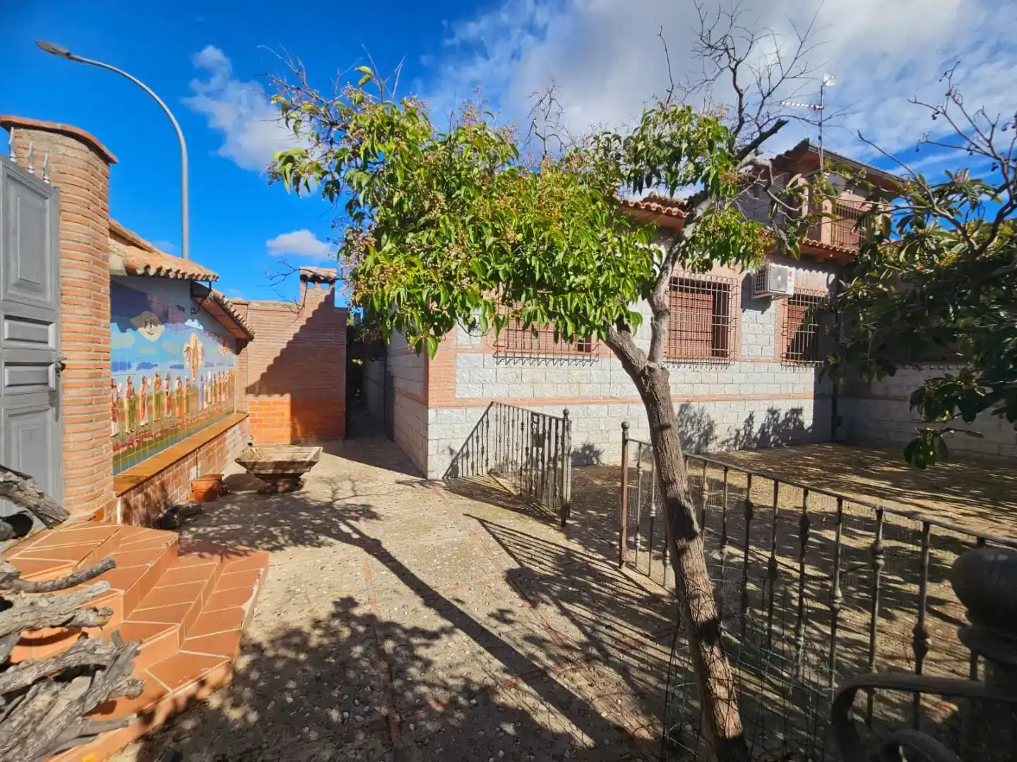 Vista exterior de Casa o xalet en venda en Navahermosa amb Aire condicionat, Piscina i Balcó