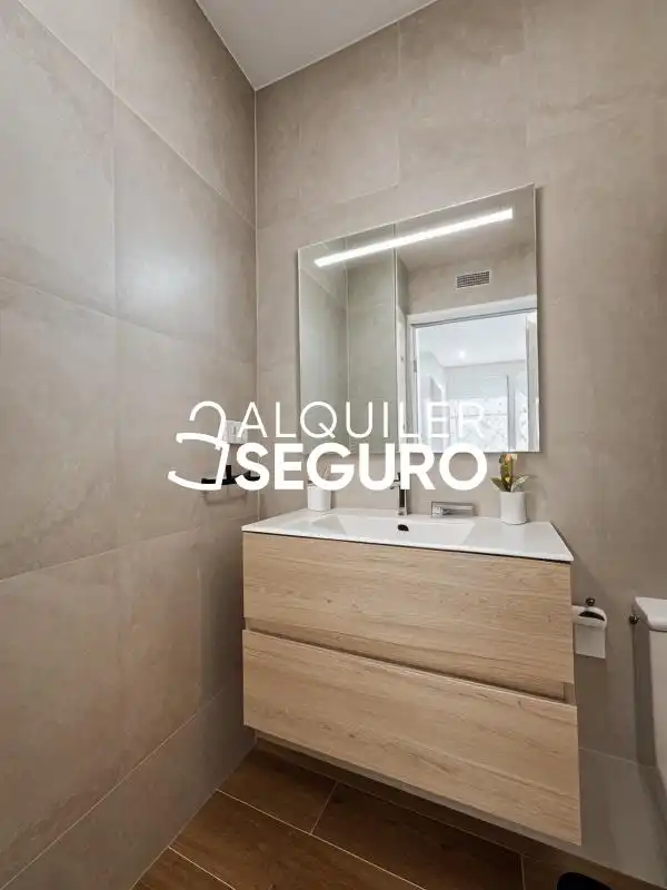 Baño de Piso de alquiler en Madrid con Aire acondicionado