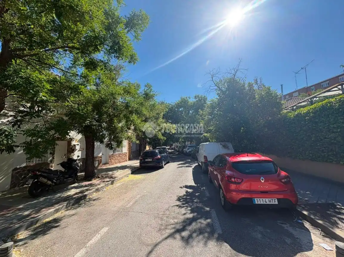 Aparcament de Casa adosada en venda en Madrid amb Calefacció