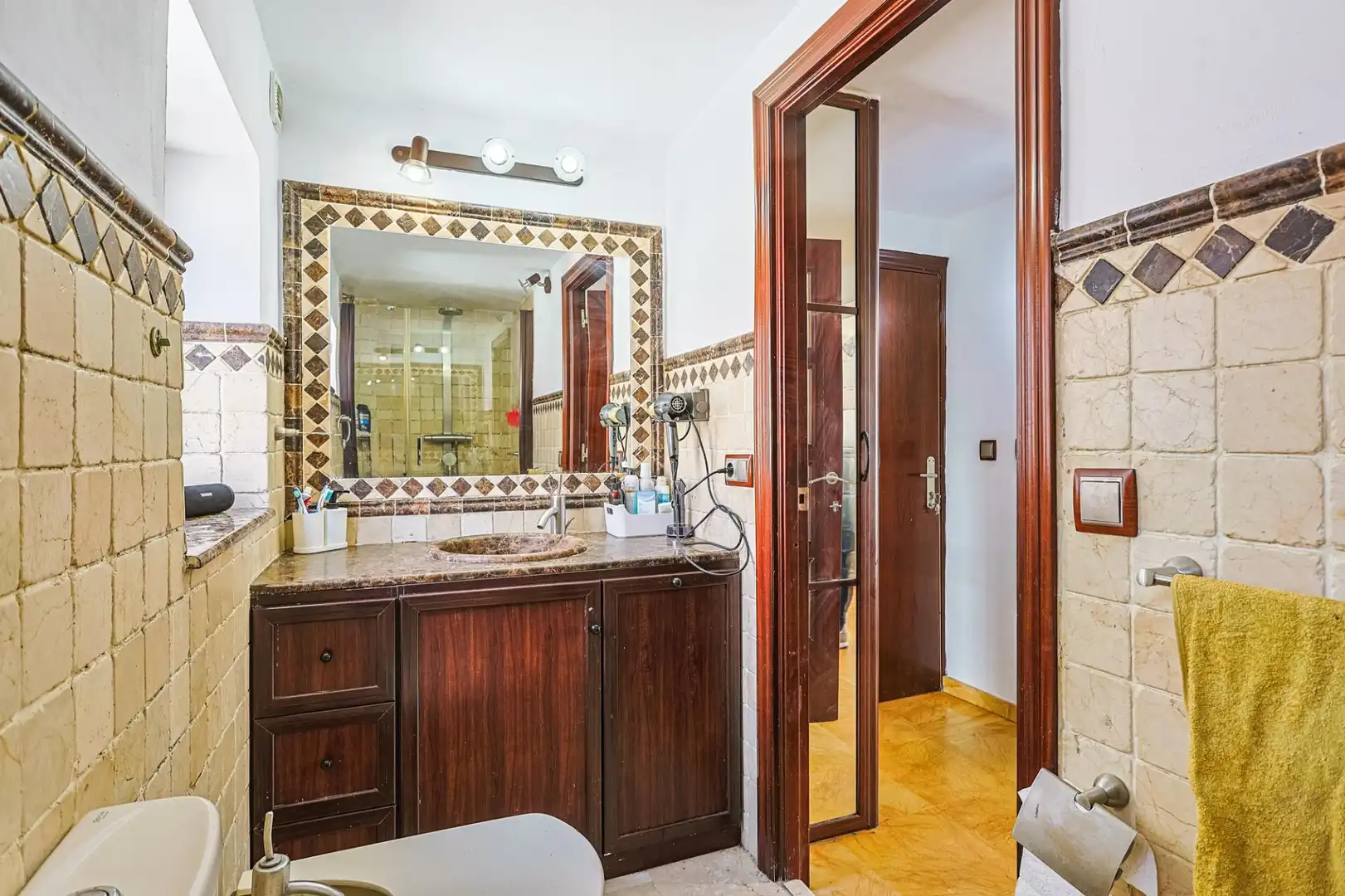 Bathroom of Flat for sale in Sevilla  with Air Conditioner and Balcony