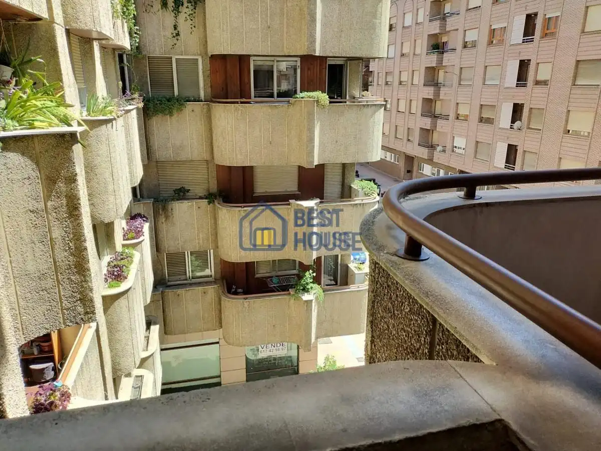 Vista exterior de Piso de alquiler en León Capital  con Calefacción, Parquet y Amueblado