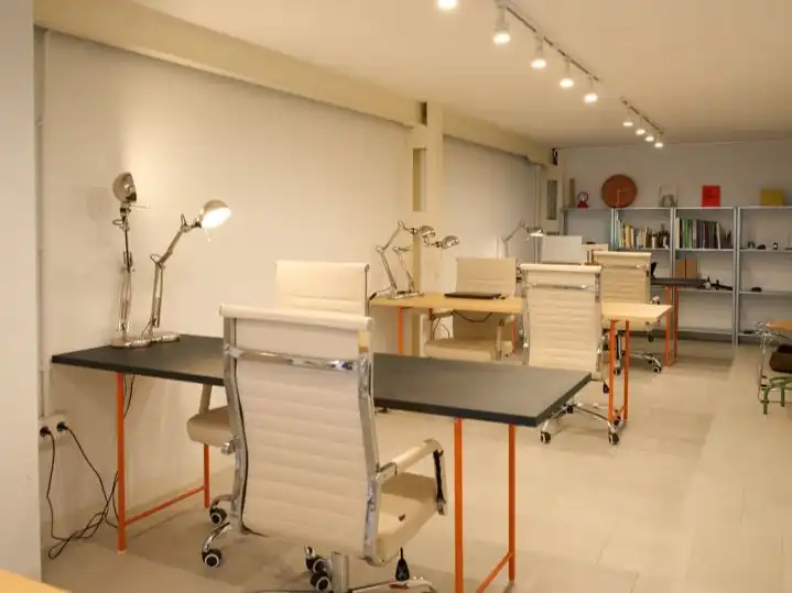 Büro zur Miete in Sevilla mit Klimaanlage, Heizung und Möbliert