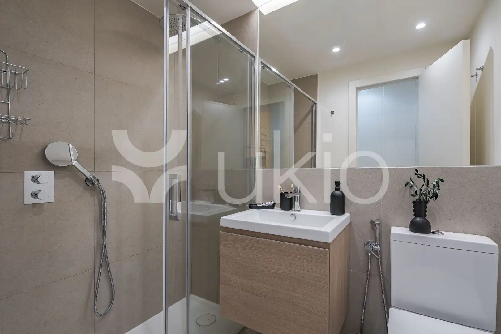 Bany de Apartament de lloguer en Madrid amb Aire condicionat, Calefacció i Terrassa