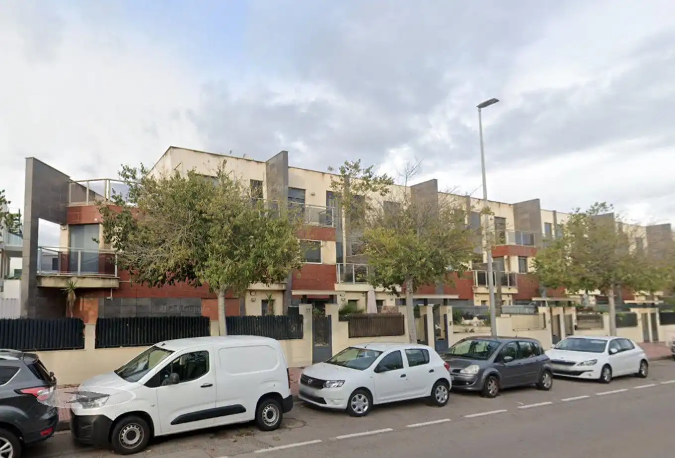 Vista exterior de Casa adosada en venda en Castellón de la Plana / Castelló de la Plana amb Aire condicionat, Terrassa i Balcó