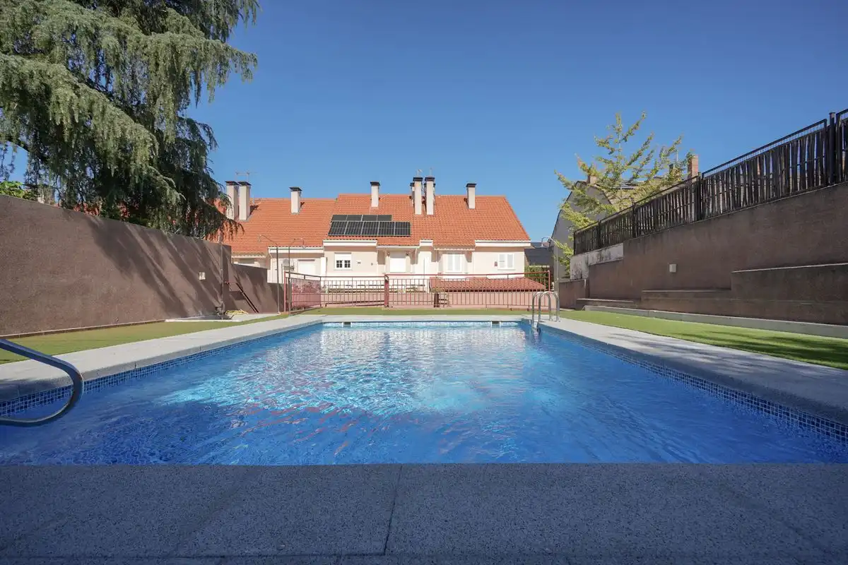 Piscina de Casa adosada en venta en Pozuelo de Alarcón con Aire acondicionado, Calefacción y Jardín privado