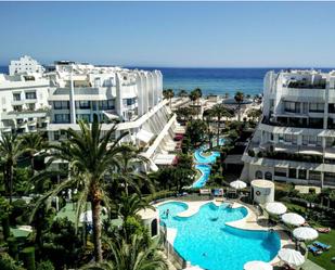 Vista exterior de Àtic en venda en Marbella amb Aire condicionat, Terrassa i Piscina