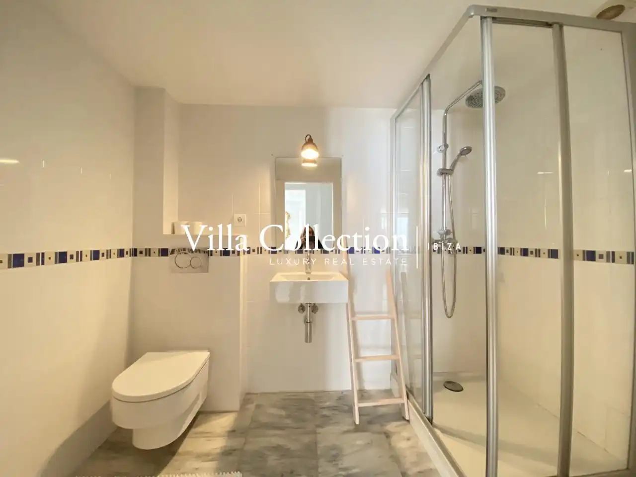 Badezimmer von Einfamilien-Reihenhaus zum Verkauf in Sant Josep de sa Talaia mit Privatgarten, Terrasse und Schwimmbad