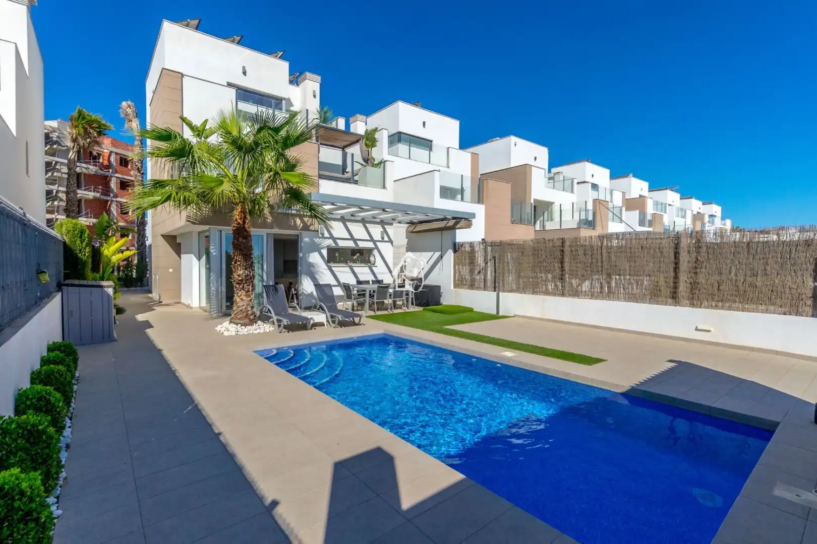 Vista exterior de Casa o chalet de alquiler en Guardamar del Segura con Aire acondicionado, Jardín privado y Terraza