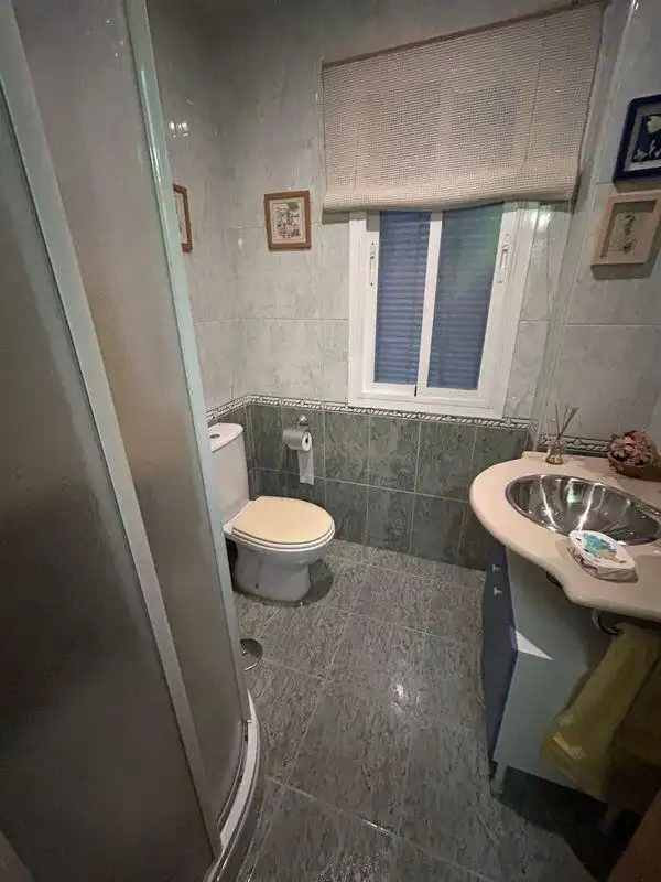 Bany de Casa adosada en venda en Ciudad Real amb Aire condicionat, Calefacció i Jardí privat