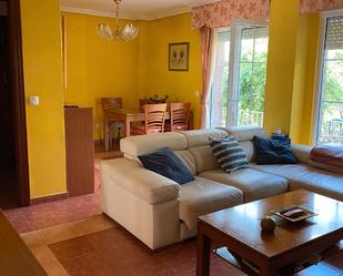 Sala d'estar de Casa adosada en venda en Castro-Urdiales amb Calefacció, Jardí privat i Parquet