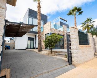 Vista exterior de Casa adosada en venda en Orihuela amb Aire condicionat, Jardí privat i Moblat