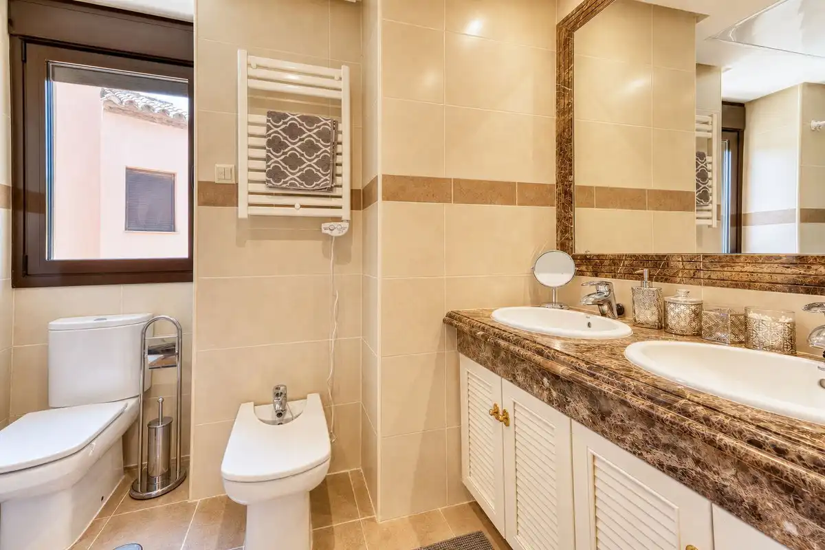 Baño de Casa adosada en venta en Estepona con Aire acondicionado, Terraza y Alarma