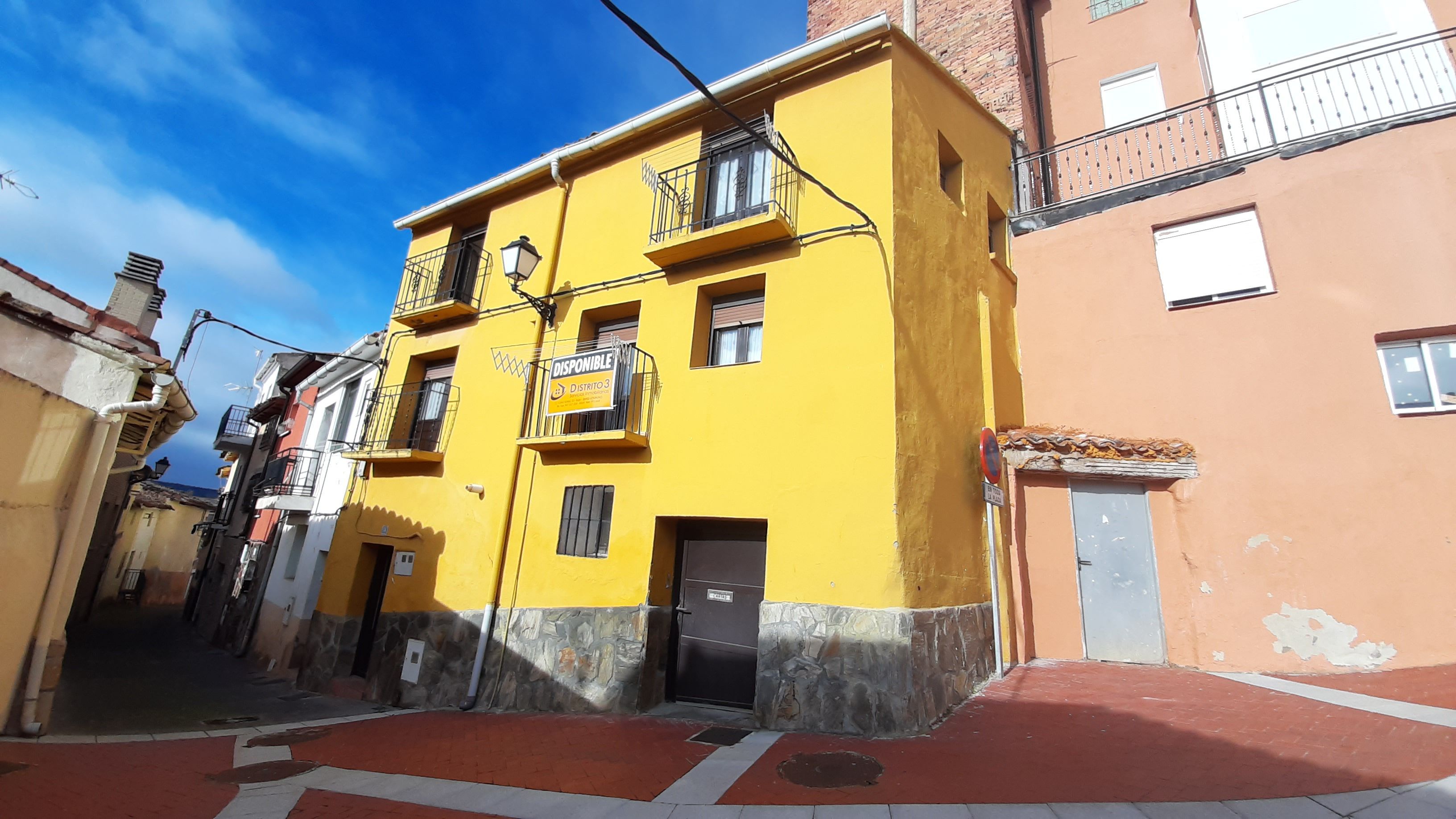 Vista exterior de Casa o xalet en venda en Entrena amb Parquet, Traster i Moblat
