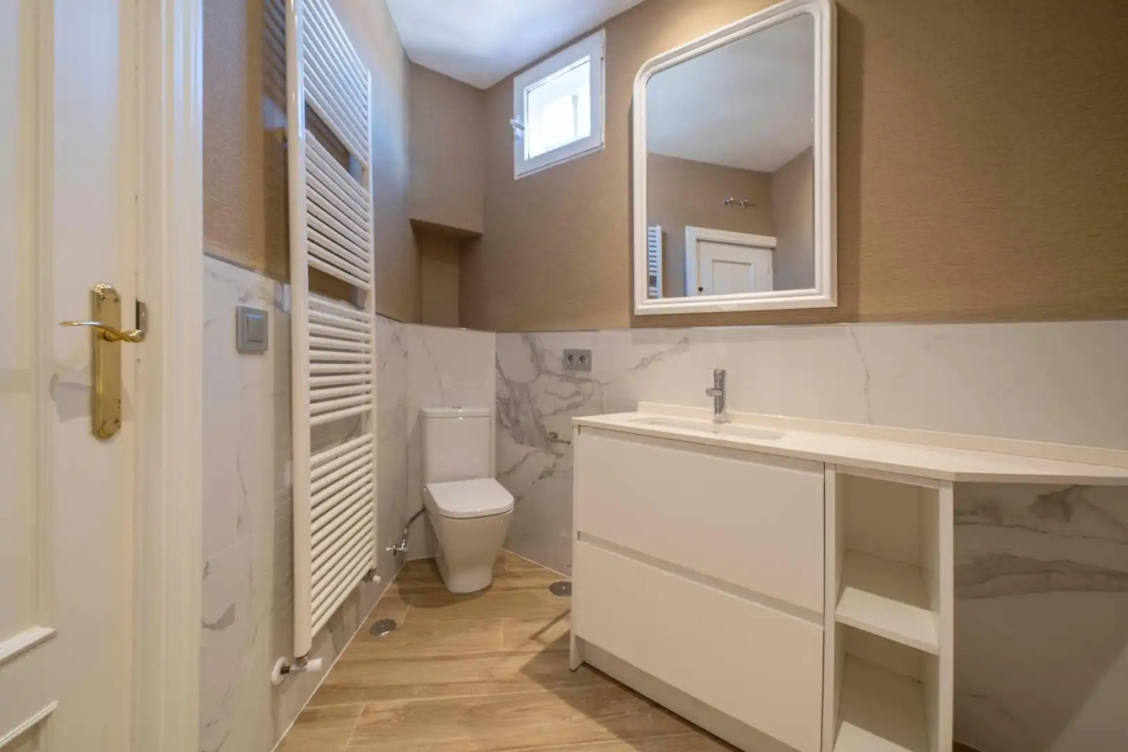 Bathroom of Flat for rent in Madrid  with Air Conditioner, Heating and Balcony
