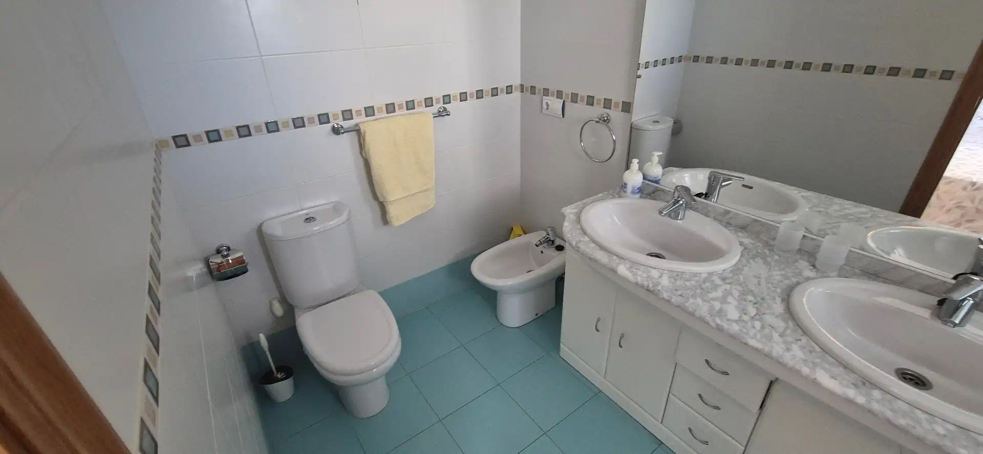 Bany de Apartament de lloguer en Gandia amb Aire condicionat, Calefacció i Jardí privat