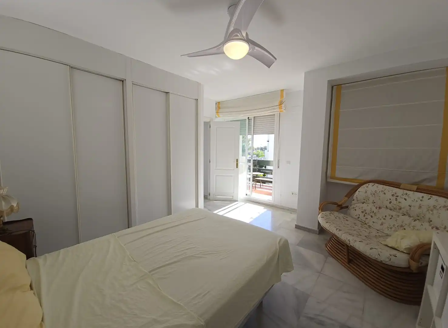 Schlafzimmer von Dachboden zur Miete in Marbella mit Klimaanlage, Terrasse und Möbliert