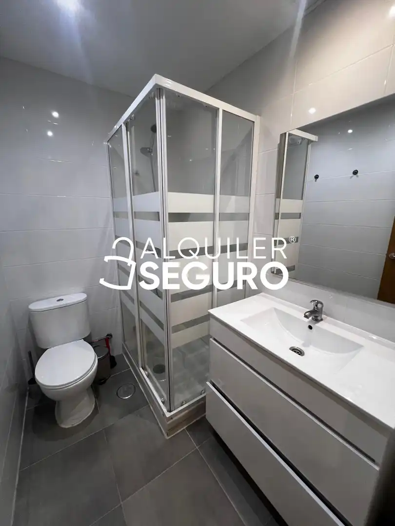 Bathroom of Flat for rent in Madrid  with Heating and Furnished