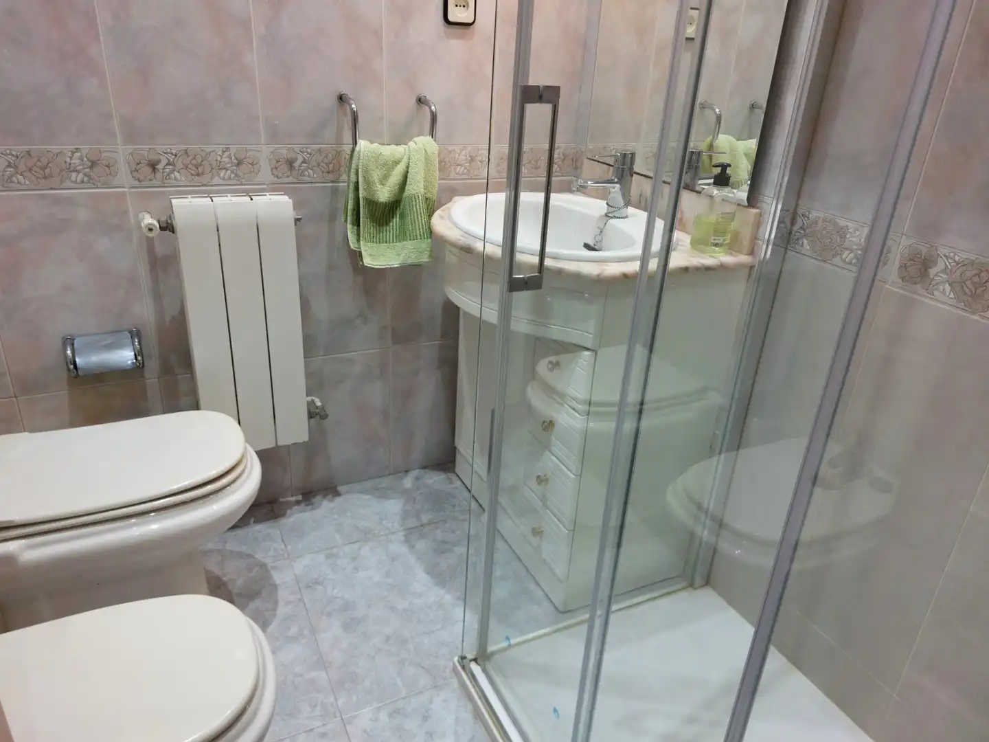 Bathroom of Flat for sale in L'Hospitalet de Llobregat  with Heating and Oven