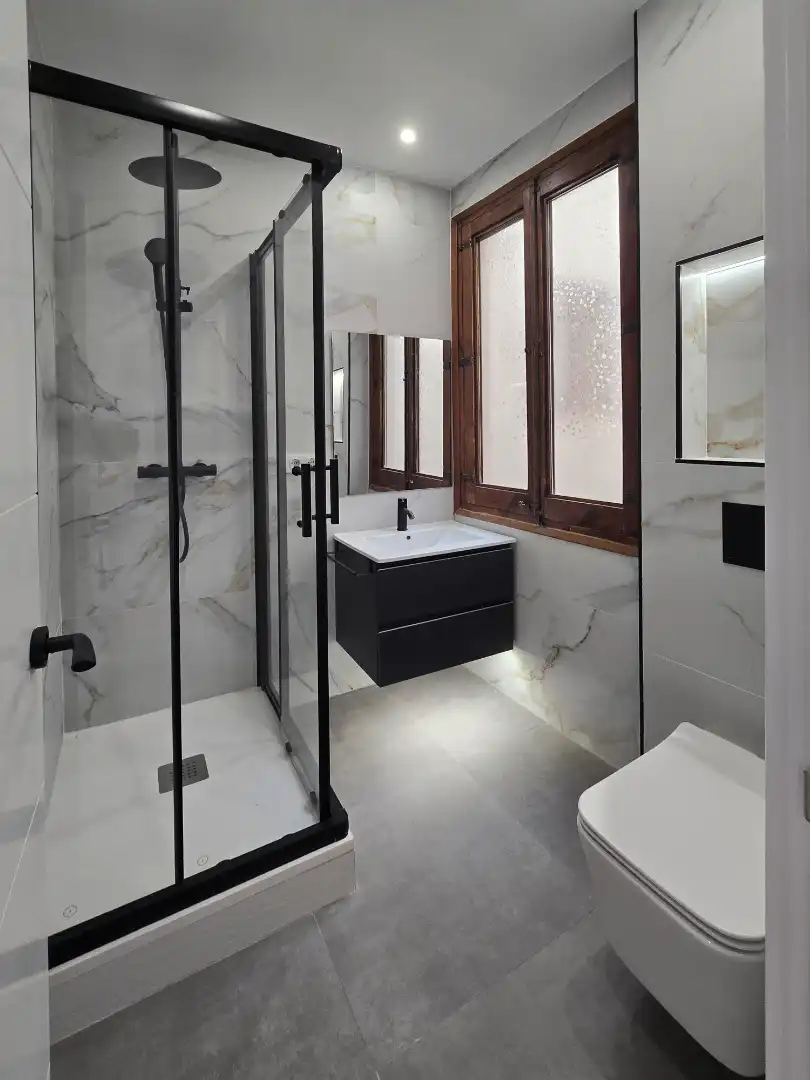 Bathroom of Flat for sale in Barcelona  with Air Conditioner, Heating and Parquet flooring