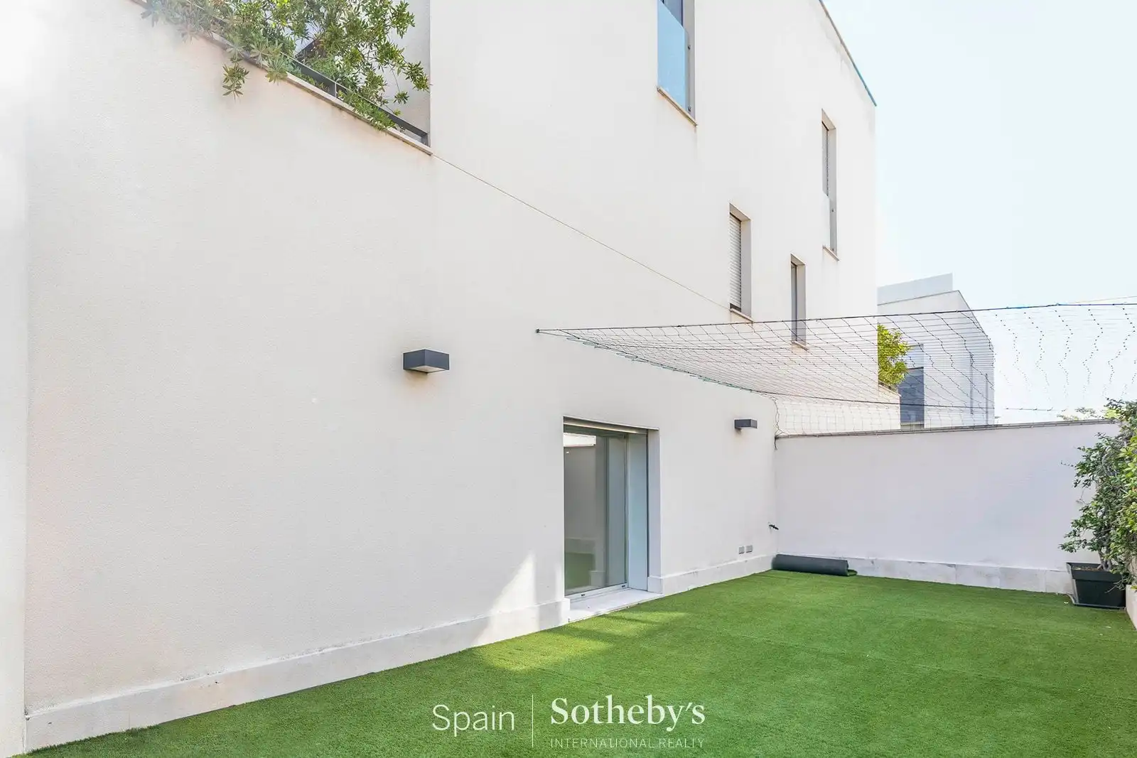 Vista exterior de Casa adosada en venta en Madrid con Aire acondicionado, Calefacción y Jardín privado