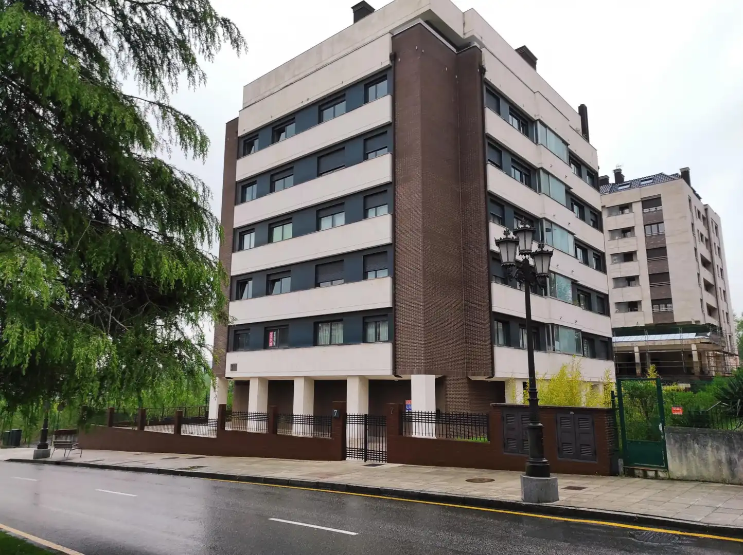 Vista exterior de Local de alquiler en Oviedo 
