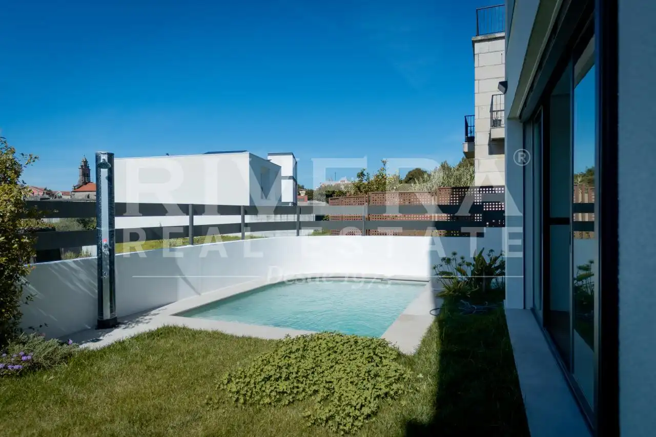 Vista exterior de Casa adosada en venta en Vigo  con Calefacción y Jardín privado