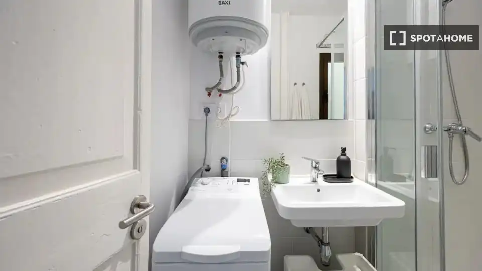 Baño de Piso de alquiler en Barcelona con Aire acondicionado, Calefacción y Amueblado