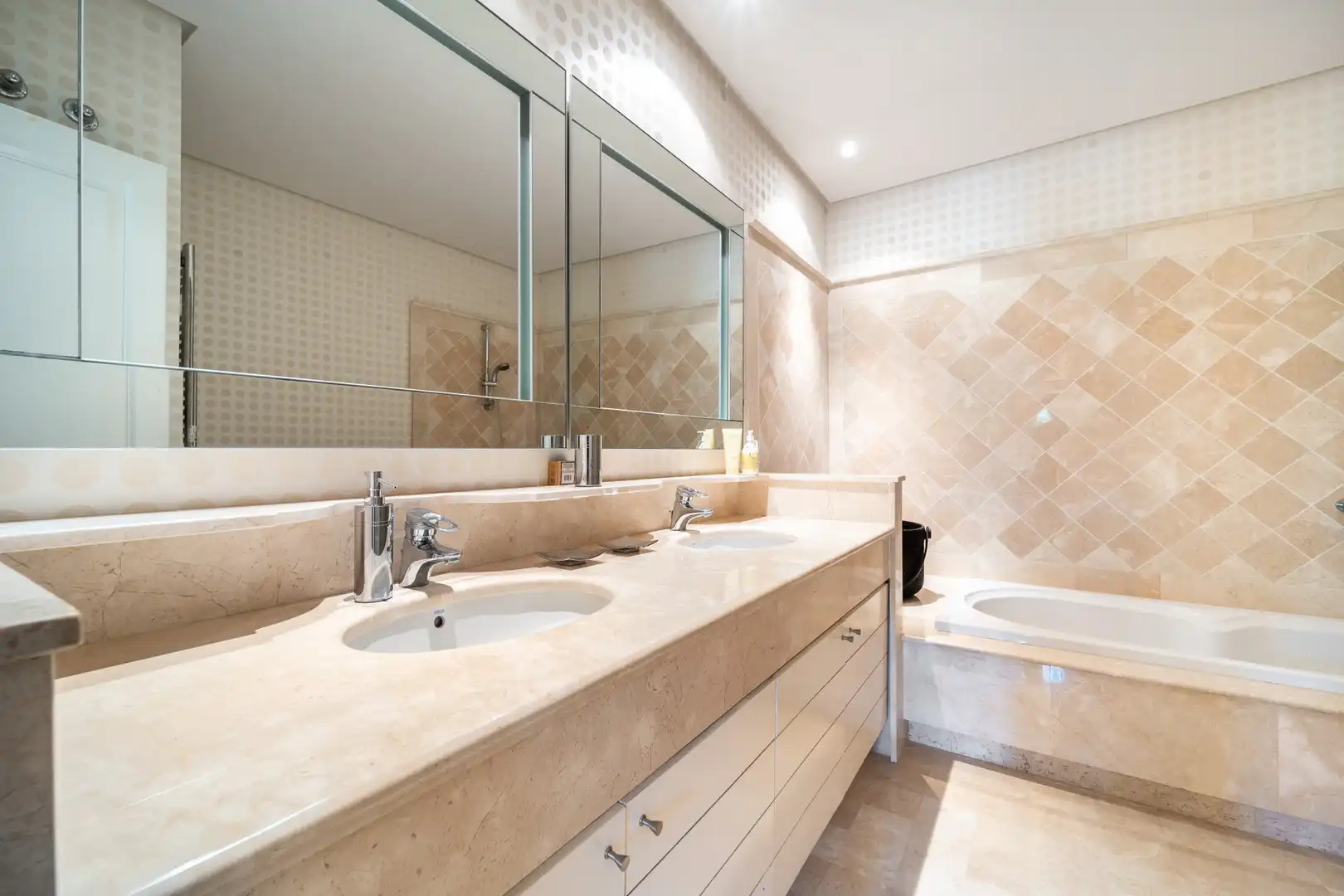 Bany de Apartament en venda en Marbella amb Aire condicionat, Calefacció i Terrassa
