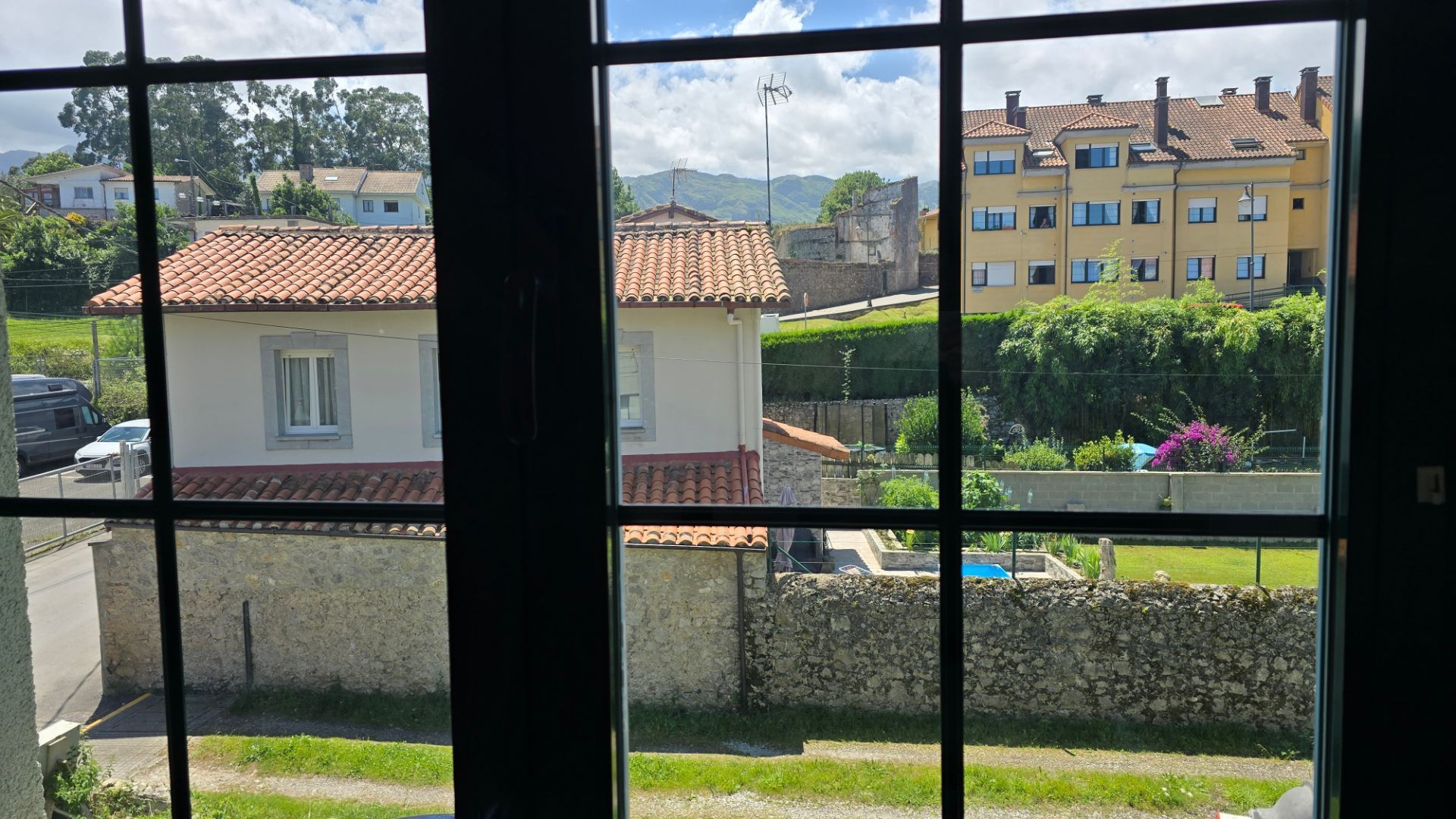 Vista exterior de Pis en venda en Llanes amb Calefacció i Traster