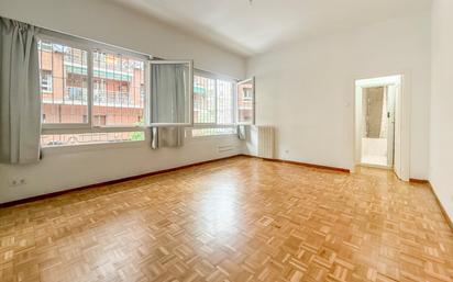 Living room of Flat for sale in  Madrid Capital  with Heating