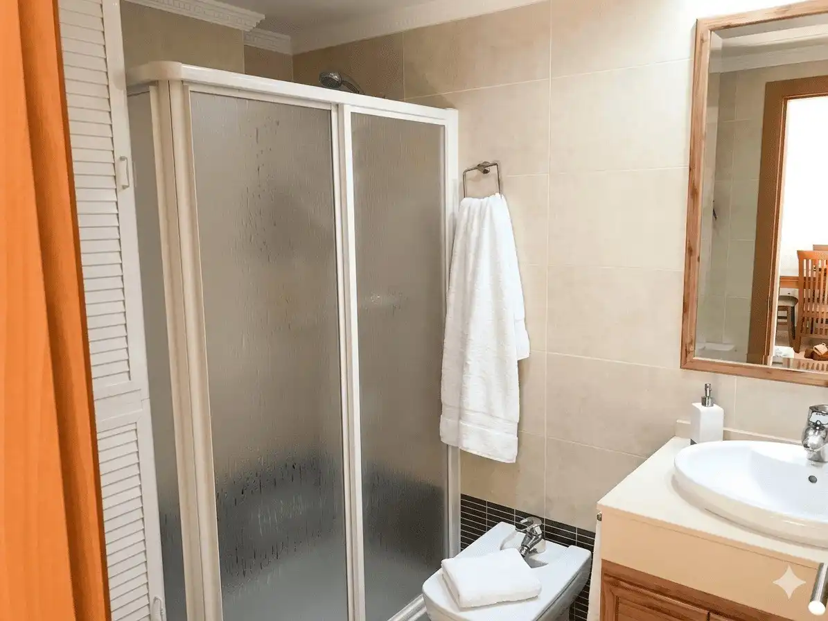 Baño de Apartamento de alquiler en Estepona con Aire acondicionado, Terraza y Amueblado