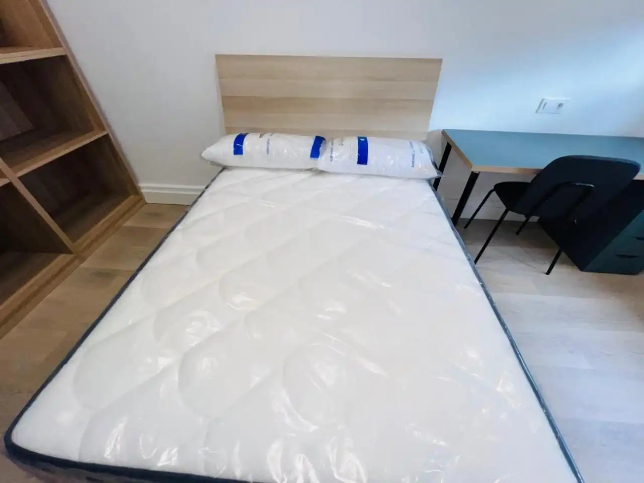 Dormitori de Pis per a compartir en Ourense Capital  amb Calefacció, Moblat i Balcó