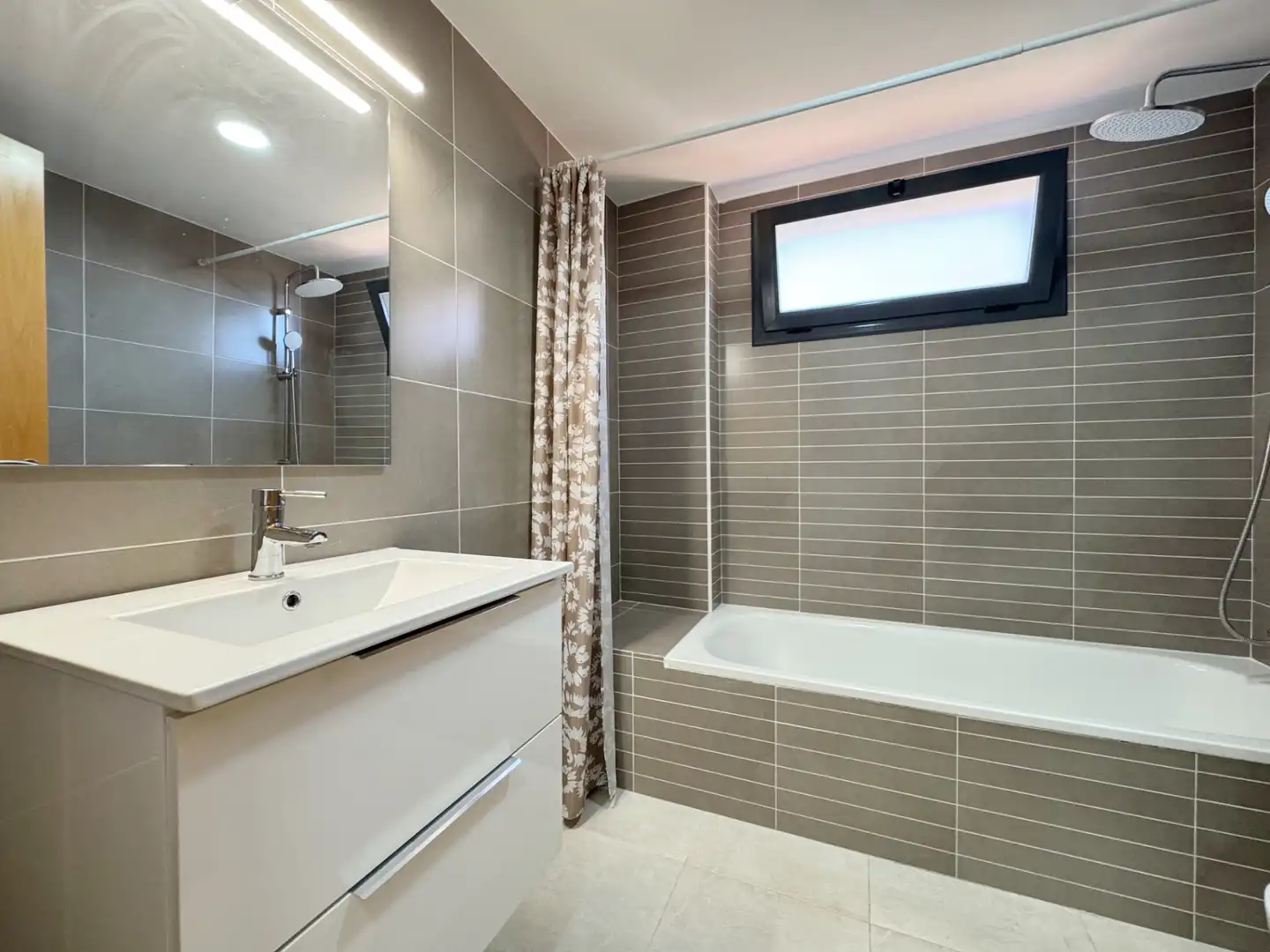 Bany de Apartament en venda en L'Escala amb Aire condicionat, Terrassa i Moblat