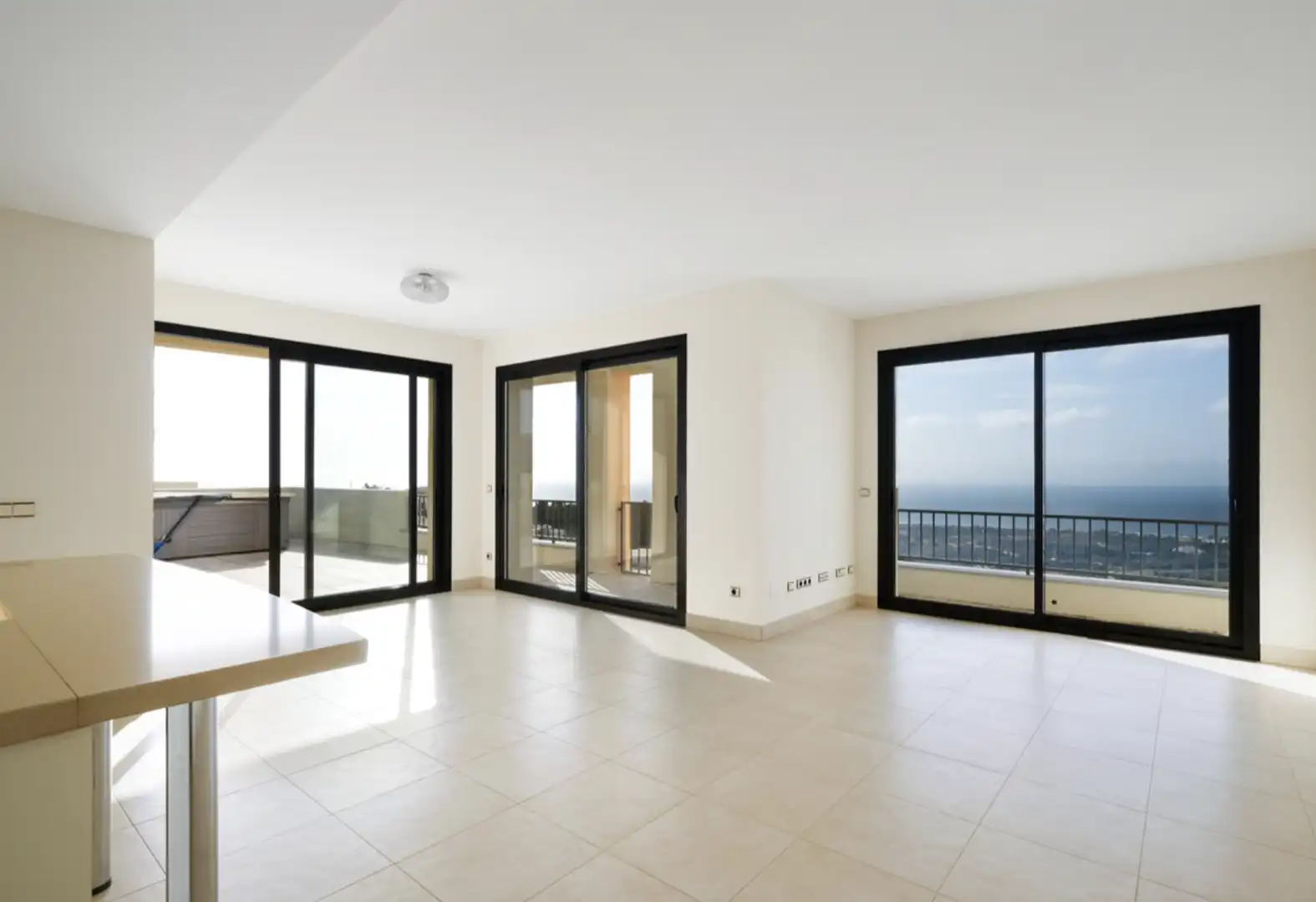 Dúplex con piscina en venta en Urbanizacion los Altos de los Monteros 11, imagen 2