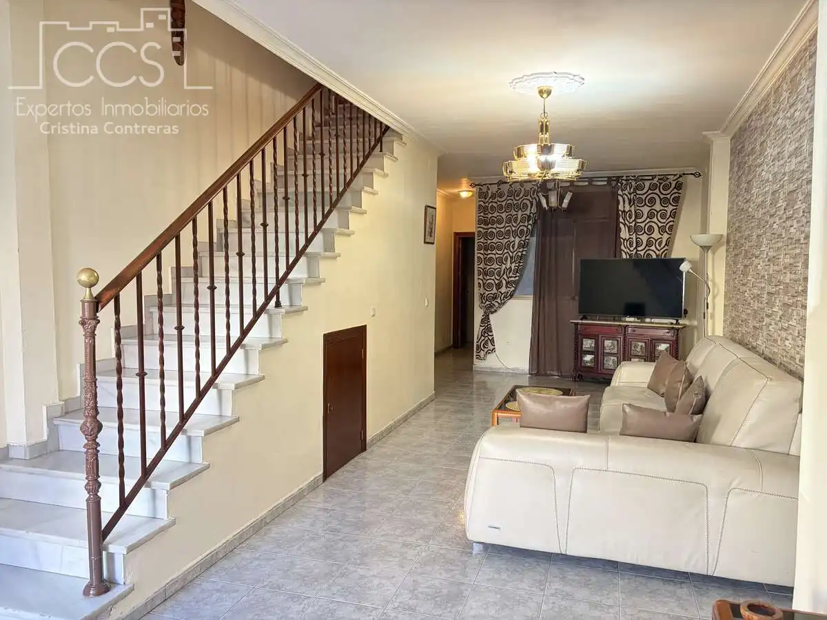 Sala de estar de Casa adosada en venta en Sevilla con Aire acondicionado, Terraza y Trastero