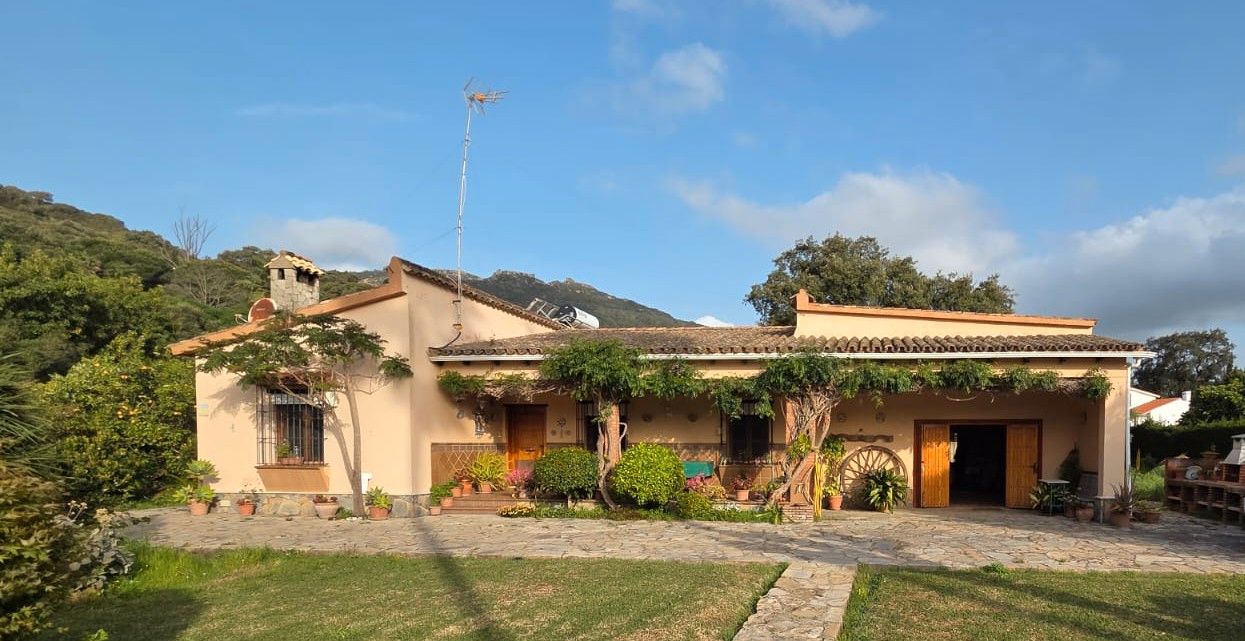 Vista exterior de Casa o xalet en venda en Los Barrios amb Jardí privat i Piscina