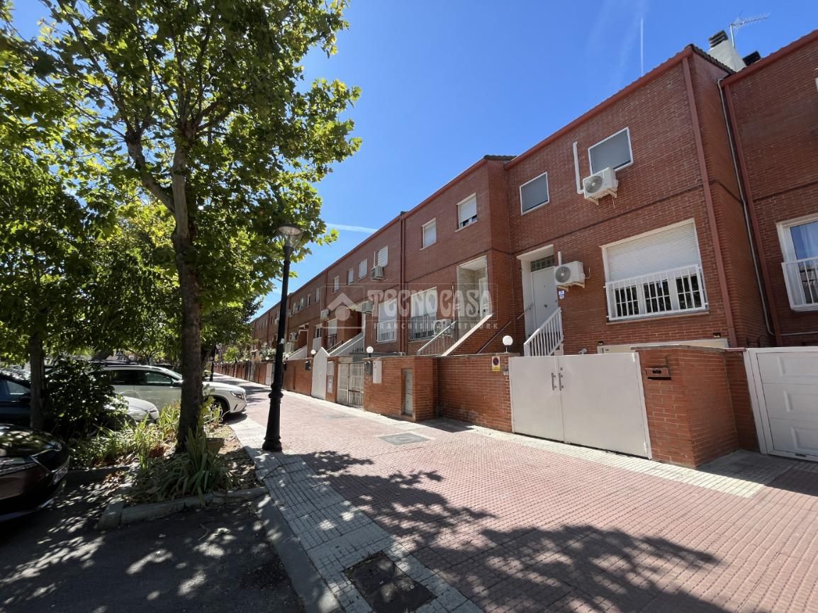 Casa adosada en venta en Velilla de San Antonio