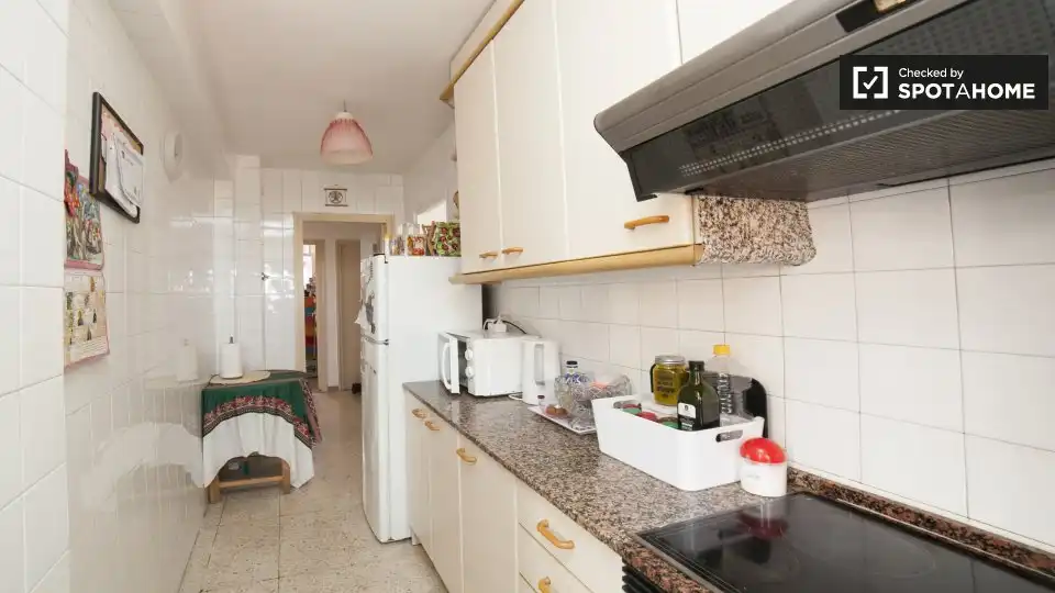 Cuina de Pis per a compartir en Barcelona amb Aire condicionat, Calefacció i Moblat