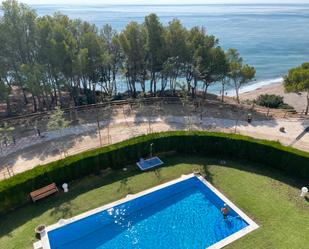 Piscina de Apartament de lloguer en Mont-roig del Camp amb Aire condicionat i Terrassa