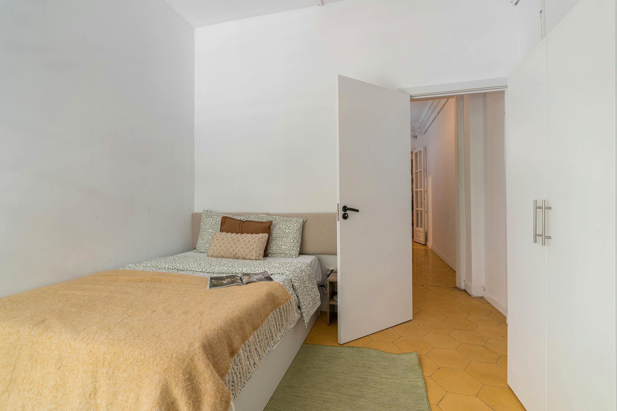 Bedroom of Flat to share in  Barcelona Capital  with Heating, Furnished and Washing machine