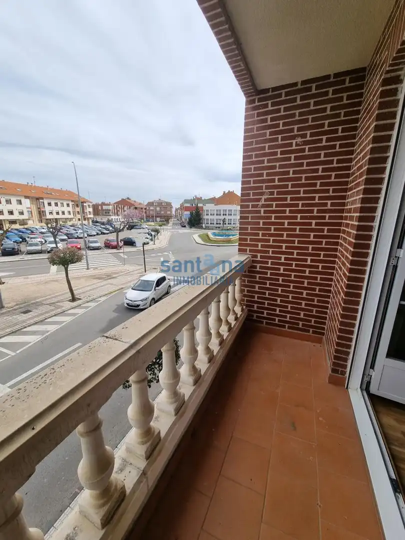 Exterior view of Apartments for rent in Valverde de la Virgen  with Heating, Parquet flooring and Terrace