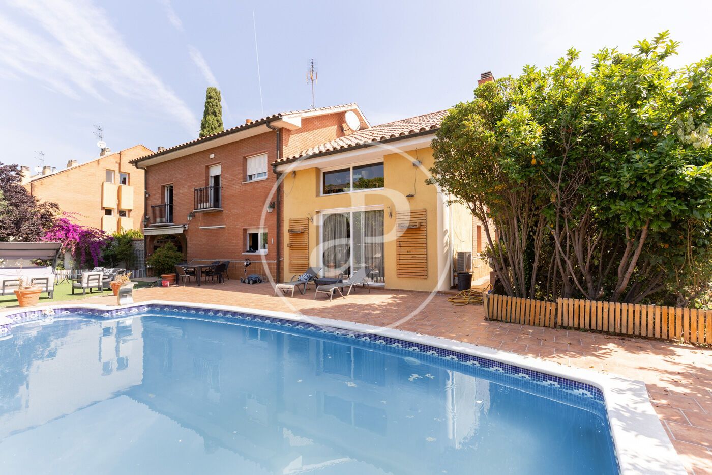 Vista exterior de Casa o xalet en venda en Cerdanyola del Vallès amb Aire condicionat, Calefacció i Jardí privat