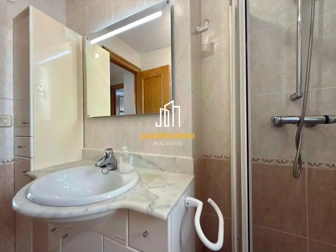 Bathroom of Flat for rent in  Logroño  with Heating and Storage room