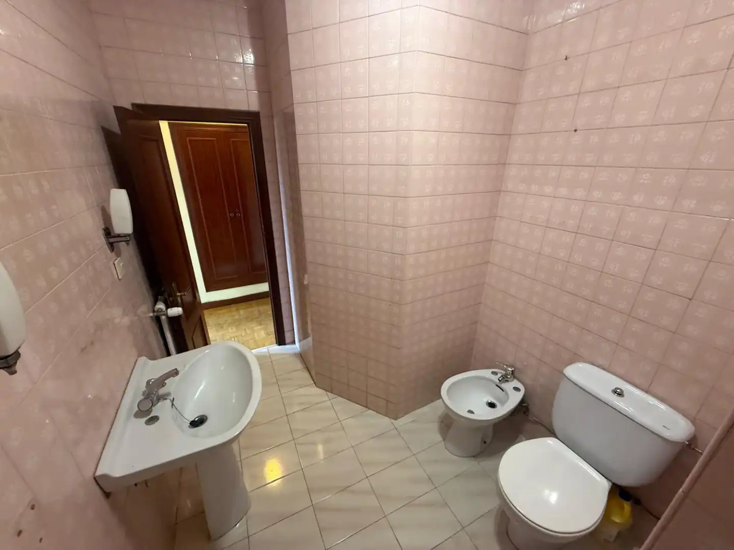 Bathroom of Flat for sale in Oviedo   with Heating, Parquet flooring and Terrace