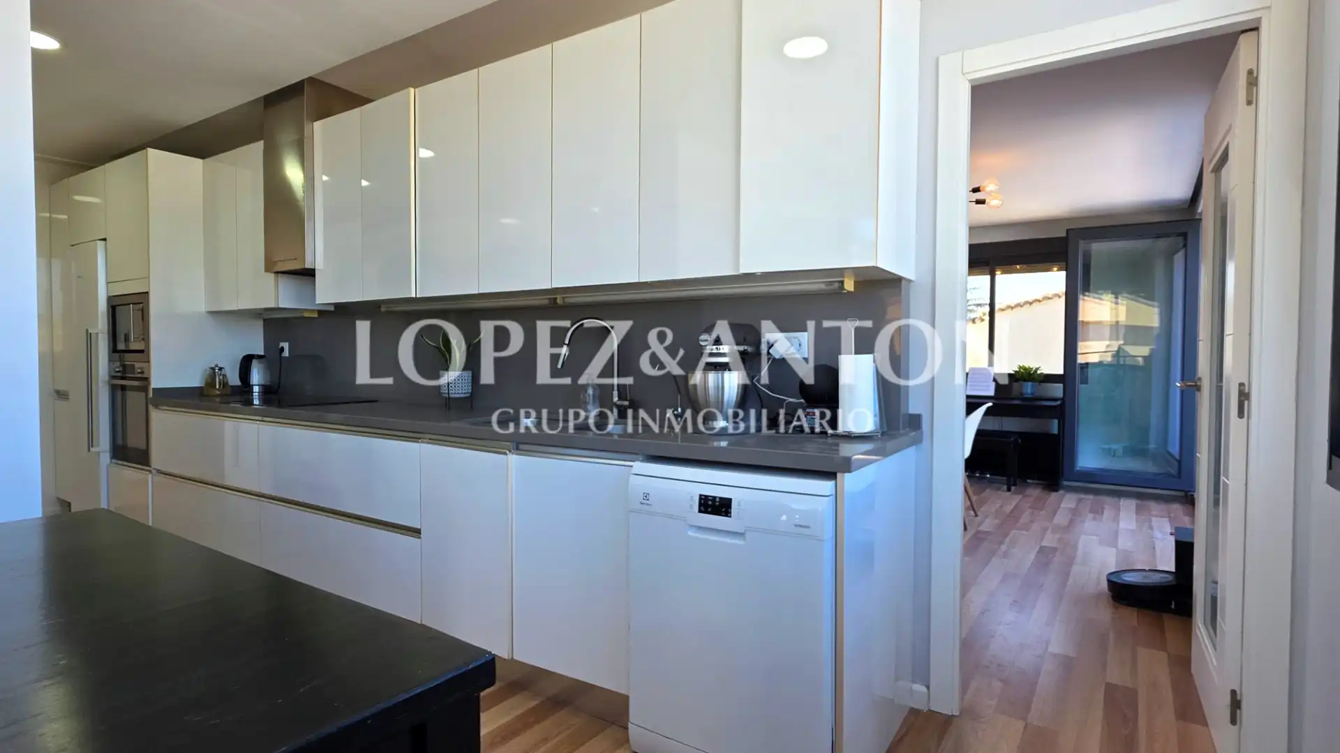 Kitchen of Houses for sale in L'Eliana  with Air Conditioner, Private garden and Parquet flooring
