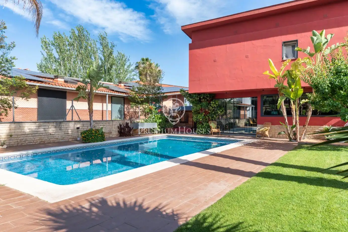 Swimming pool of Houses for sale in Vilanova i la Geltrú  with Air Conditioner, Heating and Private garden