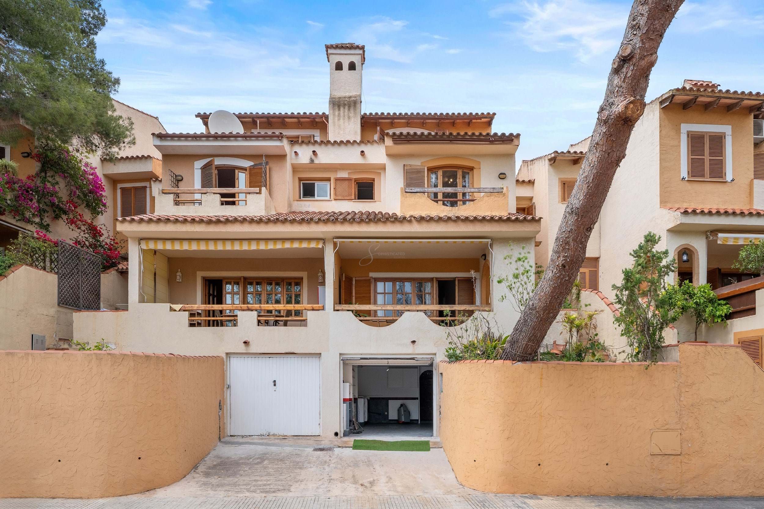 Vista exterior de Casa adosada en venda en Calvià amb Terrassa, Traster i Piscina