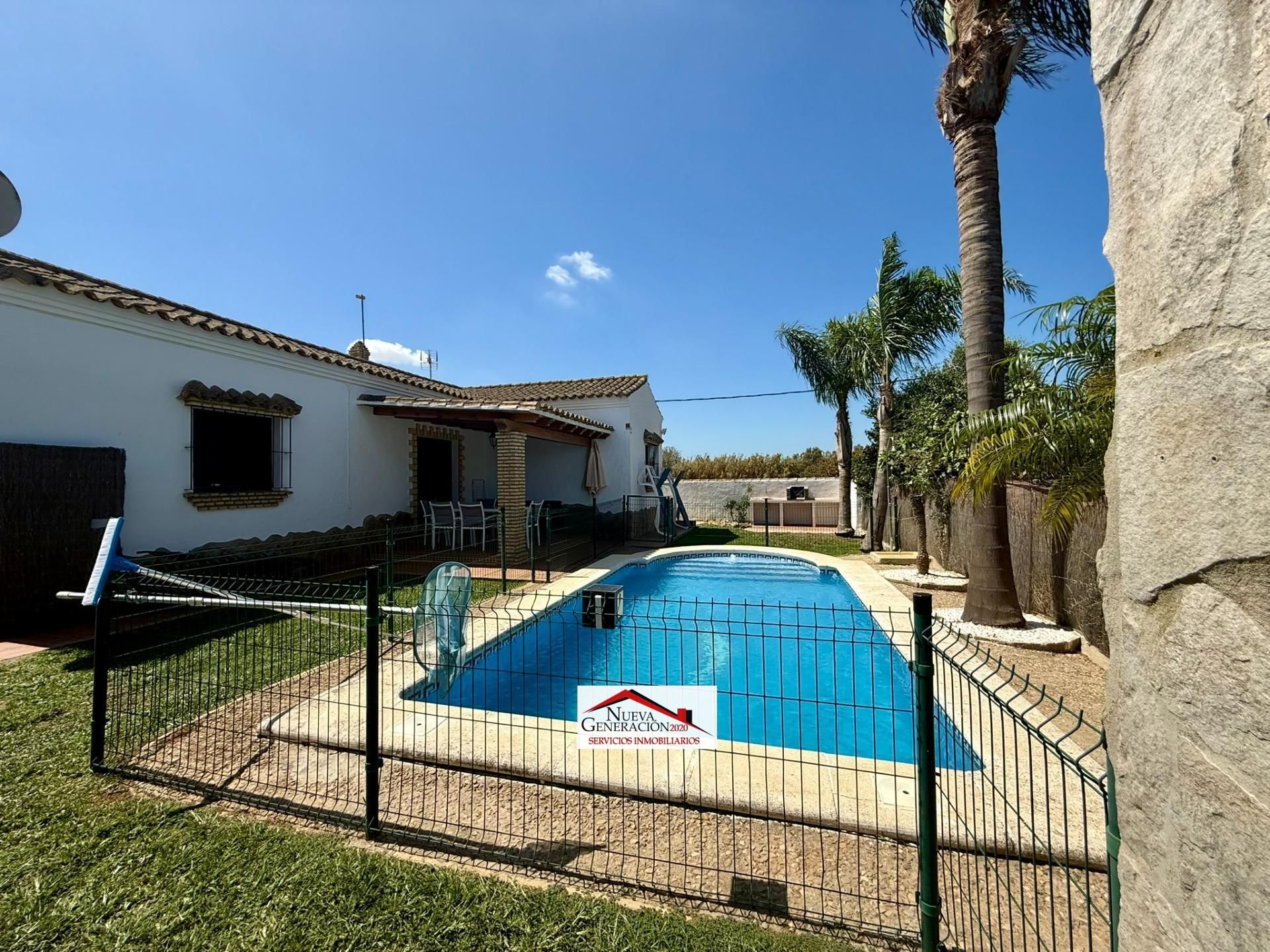 Vista exterior de Casa o xalet en venda en Conil de la Frontera amb Jardí privat i Piscina